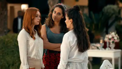 Deren, Ipek y Azra Hermanas