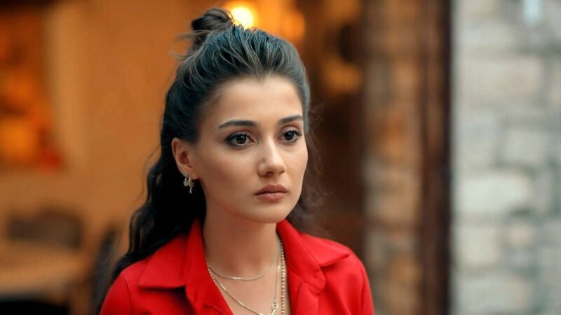 La vida de Ipek da un giro radical cuando recibe una misteriosa carta