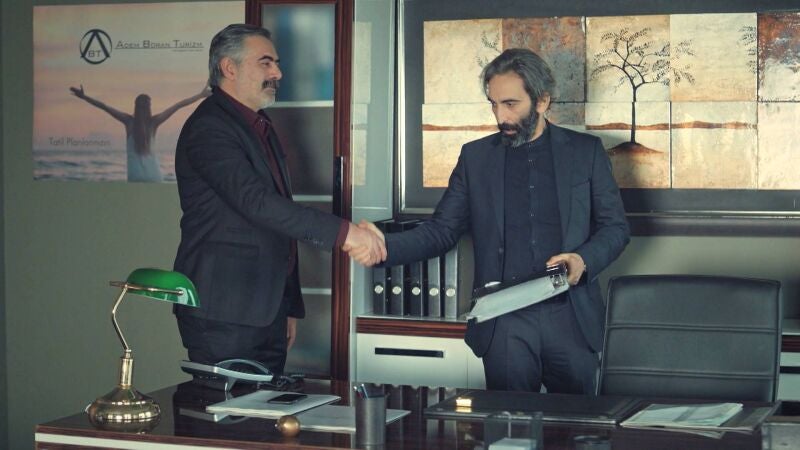 Alguien del pasado regresa a la vida de Adem para complicarle las cosas