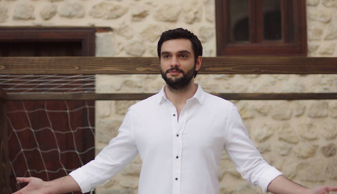 Ferit siente la presencia de Yaman cerca de &eacute;l y no puede evitar emocionarse