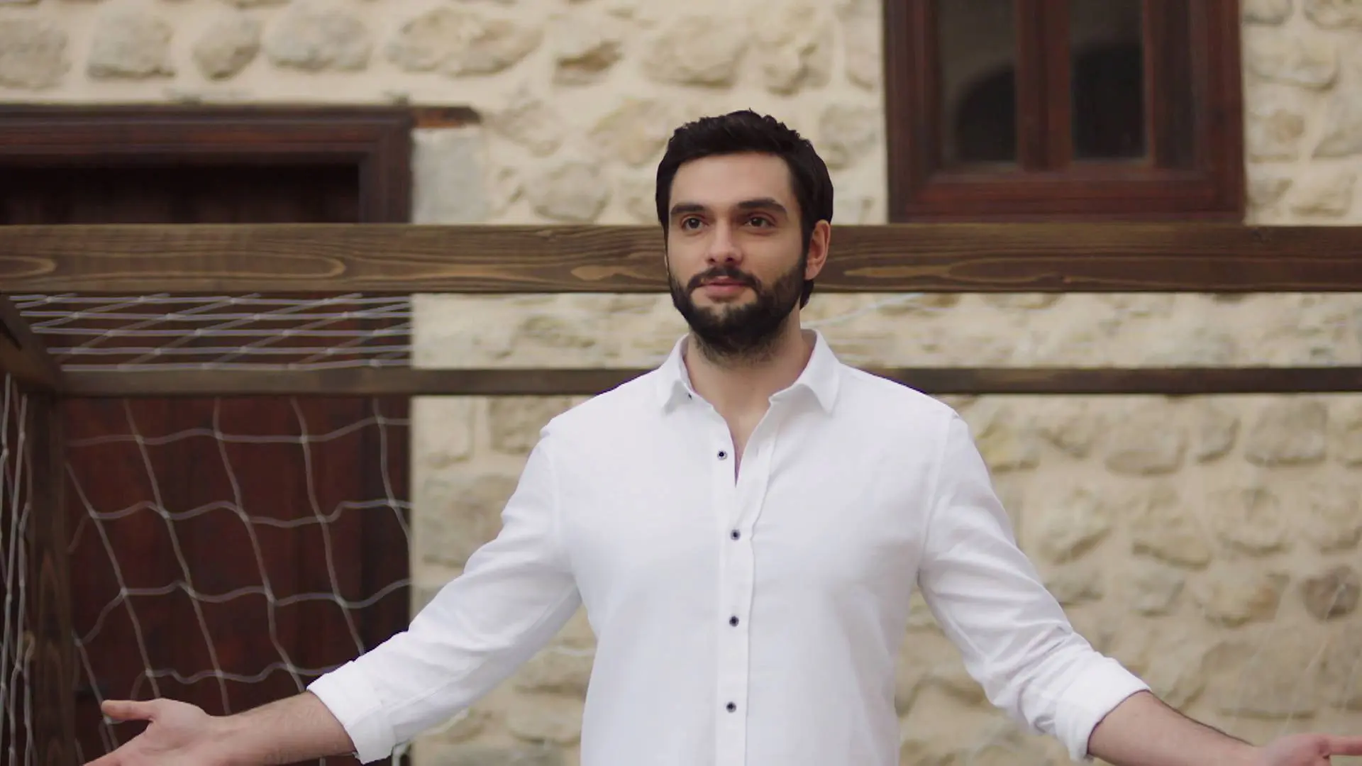 Ferit siente la presencia de Yaman cerca de él y no puede evitar emocionarse Ferit siente la presencia de Yaman cerca de él y no puede evitar emocionarse