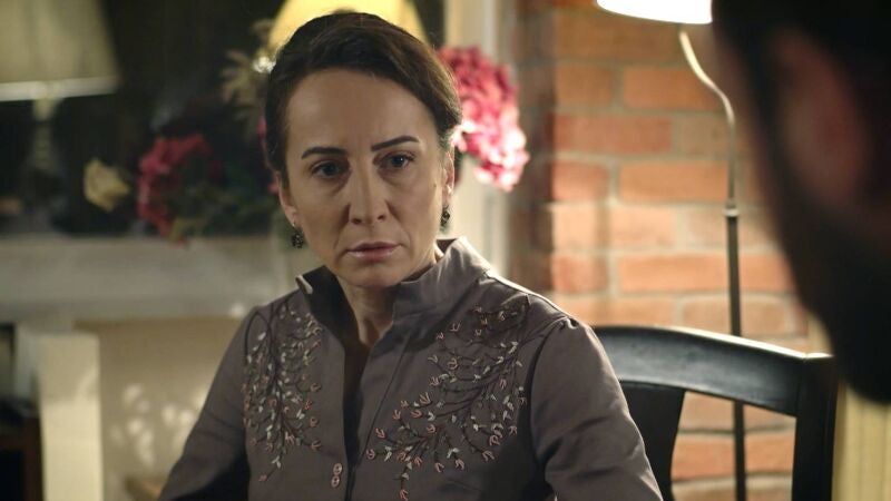 La hermana de Metin está asombrada con la decisión de su hermano de traerse a Melissa a vivir con ellos