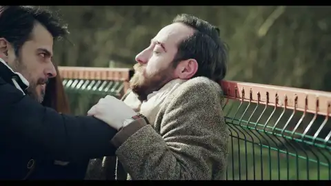 Un antiguo amor de Öykü reaparece en su vida y la joven oculta su identidad a Metin Un antiguo amor de Öykü reaparece en su vida y la joven oculta su identidad a Metin