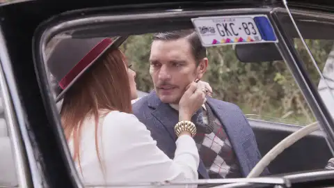 Próspero cae rendido ante la belleza de Déborah y acaban besándose Próspero cae rendido ante la belleza de Déborah y acaban besándose