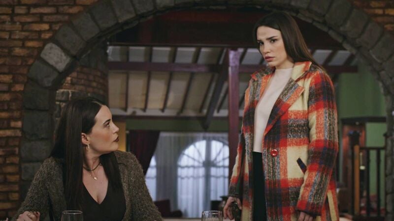 Roban una joya de gran valor en la casa de Orhan y Azra sospecha de Busra 