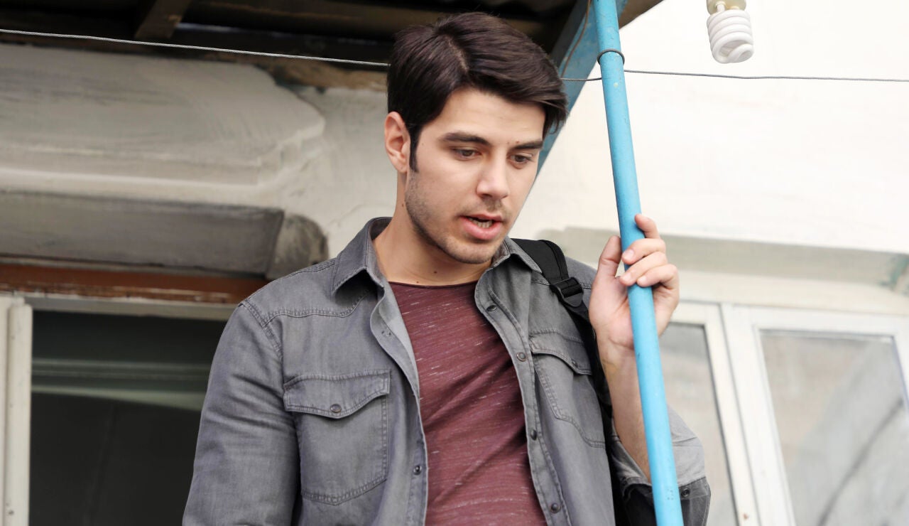 M&uuml;sl&uuml;m, hijo de Bedir y hermano de Z&uuml;l&uuml;f, se enamora de Nefise y decide huir con ella 