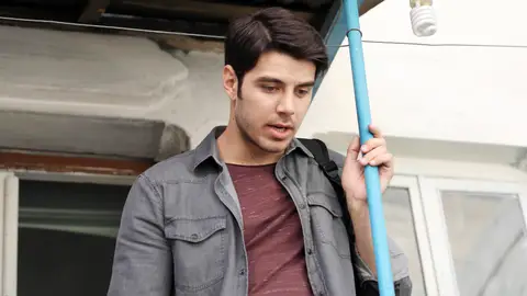 Müslüm, hijo de Bedir y hermano de Zülüf, se enamora de Nefise y decide huir con ella Müslüm, hijo de Bedir y hermano de Zülüf, se enamora de Nefise y decide huir con ella