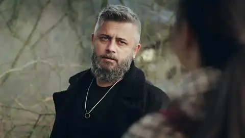 Un misterioso hombre se acerca a Melissa y parece muy interesado en ella: ¿Qué oscuro secreto oculta? Un misterioso hombre se acerca a Melissa y parece muy interesado en ella: ¿Qué oscuro secreto oculta?