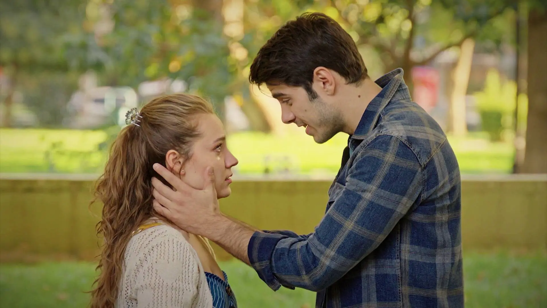 Müslüm no está dispuesto a renunciar al amor de Nefise y propone a la joven fugarse con él Müslüm no está dispuesto a renunciar al amor de Nefise y propone a la joven fugarse con él