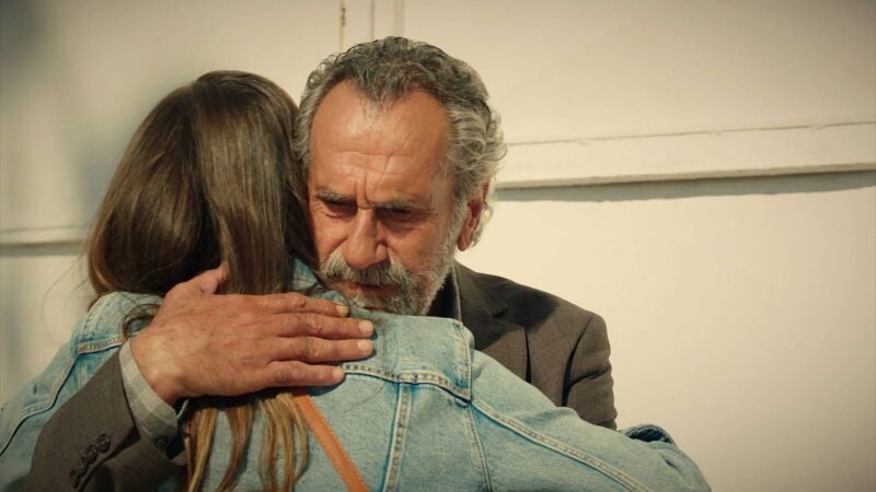 Bedir sale de prisión ante la alegría y emoción de su mujer e hijos 