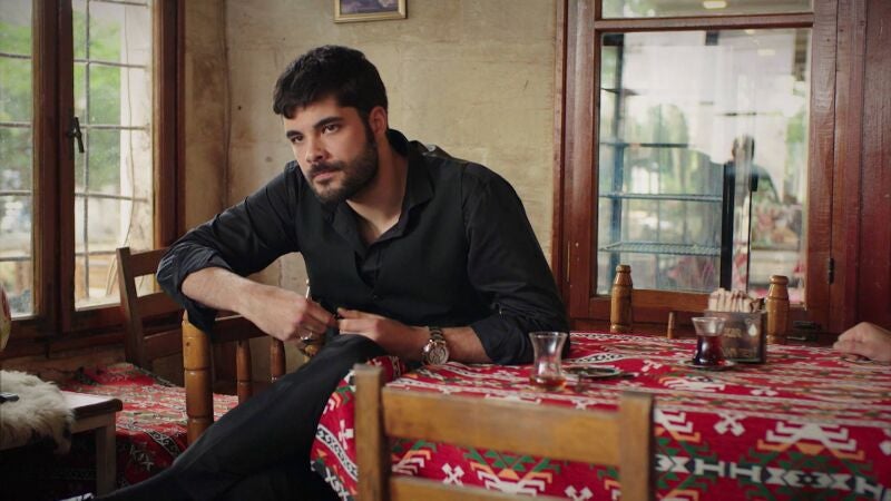 ¡Alta tensión! Ökkes coincide en una cafetería con Bedir y se enfrenta a él 