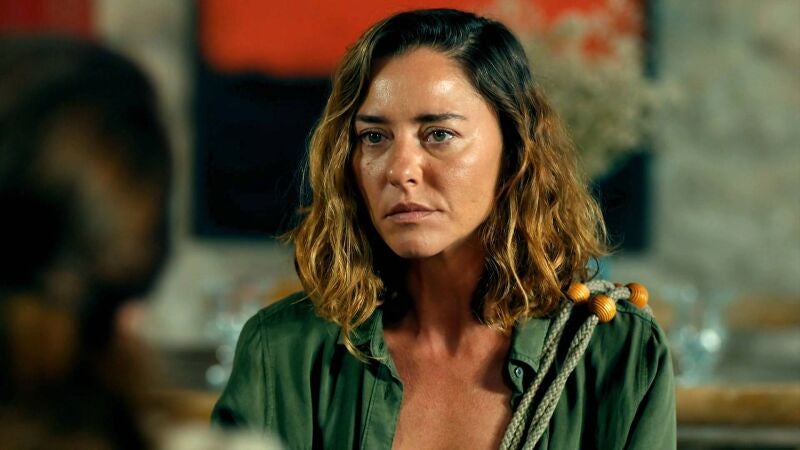 La madre de Ipek se muestra esquiva cuando Cahide pregunta por sus hijas