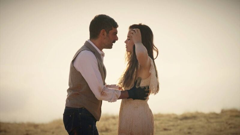 Kenan rescata a Zülüf del pozo donde fue arrojada por su hermano Ökkes