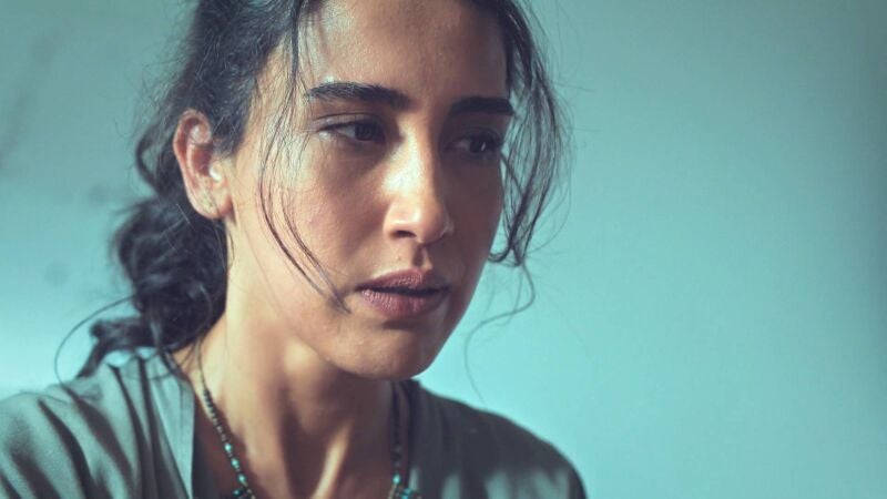 La tía de Faruk desvela a un desequilibrado Adem el paradero de Dilara y su bebé