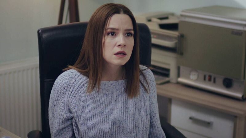 ¿De qué acusan a Öykü para que la joven se indigne tanto?