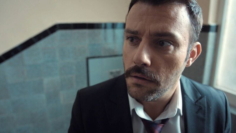 Fikret escucha por accidente las duras acusaciones de Ülfet a su madre Esma