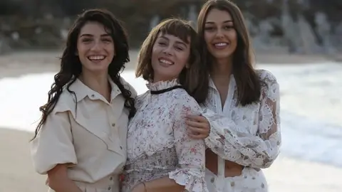 Cemre, Rüya y Çiçek de En llamas Cemre, Rüya y Çiçek de En llamas