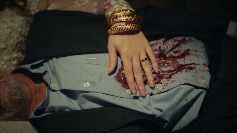 Ökkes dispara a Bedir en medio de la boda...¿Está muerto? 