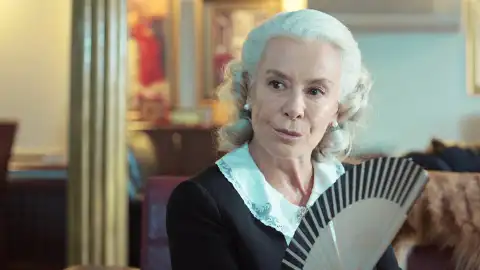 Esma lucha por superar la crisis económica por la que la familia Boran está atravesando, pero sus esfuerzos son en vano Esma lucha por superar la crisis económica por la que la familia Boran está atravesando, pero sus esfuerzos son en vano