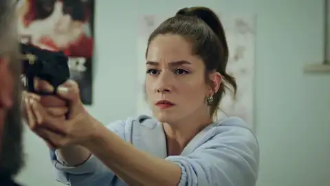 Öykü teme por su seguridad y no duda en apuntar en la cabeza con un arma a Fevzi Öykü teme por su seguridad y no duda en apuntar en la cabeza con un arma a Fevzi