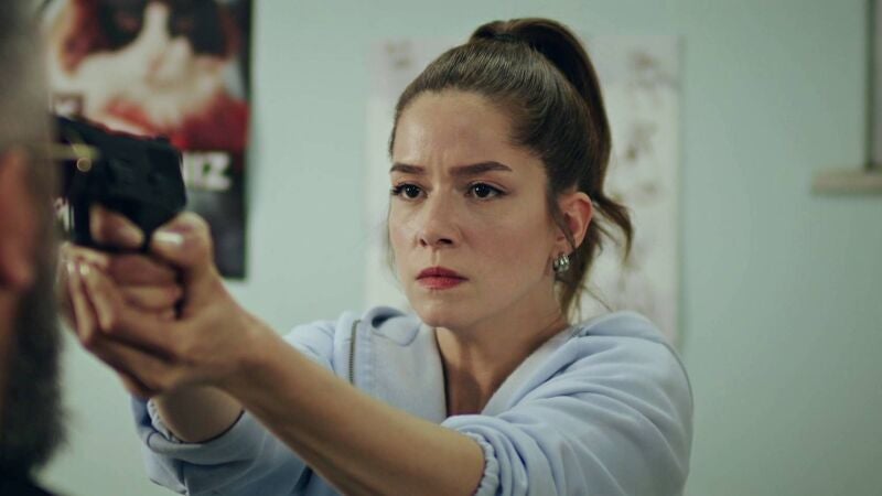 Öykü teme por su vida y no duda en defenderse apuntando a Fevzi con un arma en la cabeza