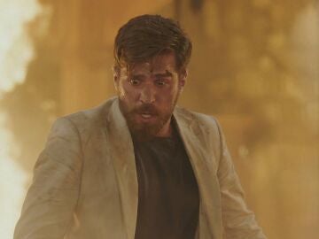 Iskender abandona a Rüya que se encuentra rodeada por el fuego