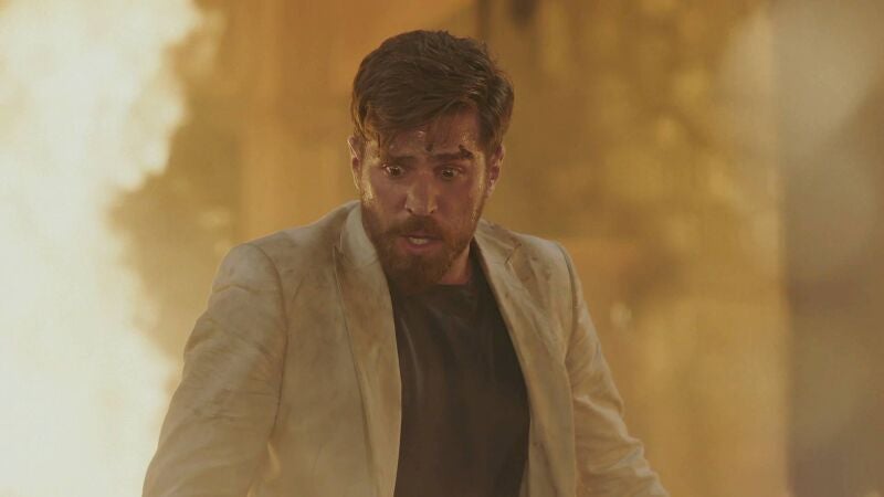 Iskender abandona a Rüya que se encuentra rodeada por el fuego