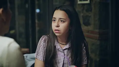 Mahinur confiesa a Melissa la verdad... ¡Su padre biológico la está buscando! Mahinur confiesa a Melissa la verdad... ¡Su padre biológico la está buscando!