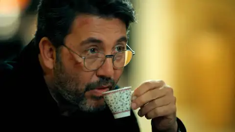 Cemal tomando café Hermanas