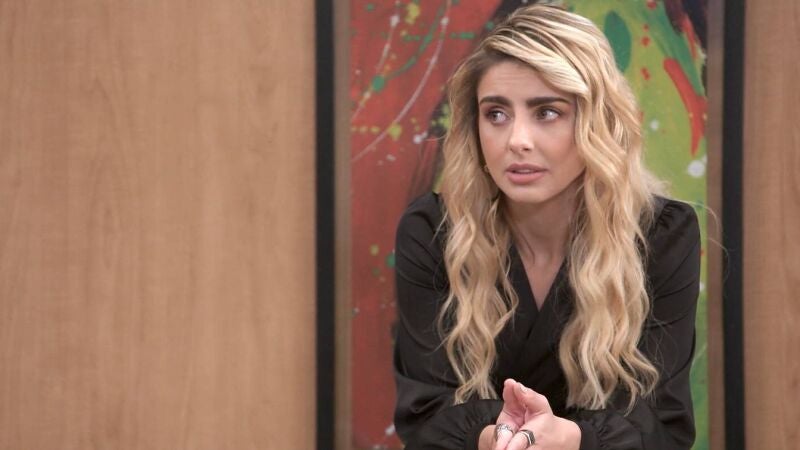 La madre biológica de Juan y Pedro se presenta en la empresa en el despacho de Sara