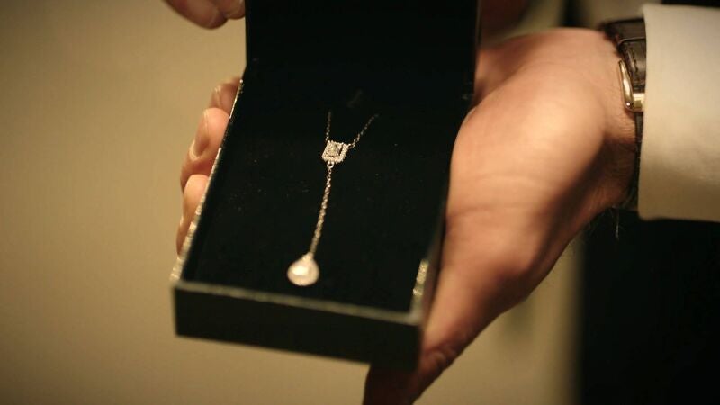 Kenan le regala un precioso colgante a Zülüf y le prepara una ceremonia especial para demostrarle su amor