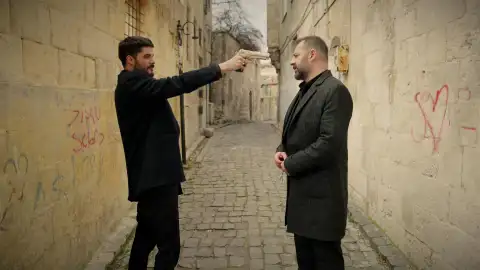 Ökkes está dispuesto a vengarse de Kasim por intentar acabar la vida de su tío Celil Ökkes está dispuesto a vengarse de Kasim por intentar acabar la vida de su tío Celil