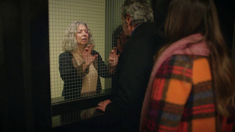 Bedir entra en cólera al descubrir que Kevsa es la responsable de la paliza que Zeliha recibe en la cárcel 