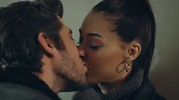 La cita de Violeta y Raniero… ¡Acaba en un apasionado beso!