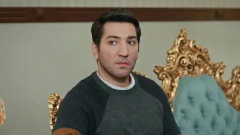 Ozan busca resolver sus deudas con ayuda de su tío, pero un giro inesperado altera completamente sus planes Ozan busca resolver sus deudas con ayuda de su tío, pero un giro inesperado altera completamente sus planes