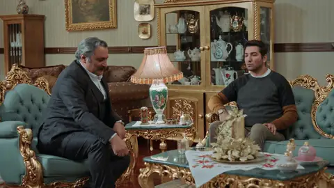 Ozan ya dispone del dinero para saldar su deuda con el fiador y acude, con Ömer, a entregárselo. El novio de Rüya, que sabe que su amigo ha pasado un auténtico infierno para conseguir el dinero, no puede evitar golpear al hombre que ha estado amenazando a Ozan. Se produce un forcejeo entre ellos y el prestamista no acepta el dinero. Les asegura que, un hombre misterioso, ya le ha pagado. Ozan ya dispone del dinero para saldar su deuda con el fiador y acude, con Ömer, a entregárselo. El novio de Rüya, que sabe que su amigo ha pasado un auténtico infierno para conseguir el dinero, no puede evitar golpear al hombre que ha estado amenazando a Ozan. Se produce un forcejeo entre ellos y el prestamista no acepta el dinero. Les asegura que, un hombre misterioso, ya le ha pagado.