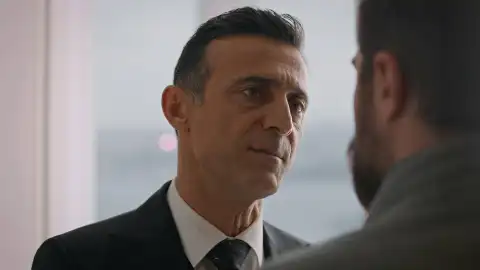 Çelebi le pregunta a Iskender: "¿La vida de Kenan es más valiosa que tu libertad?" Çelebi le pregunta a Iskender: "¿La vida de Kenan es más valiosa que tu libertad?"