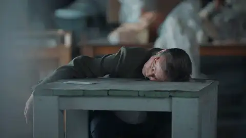 Kenan es asesinado y su hija Rüya encuentra su cadáver Kenan es asesinado y su hija Rüya encuentra su cadáver