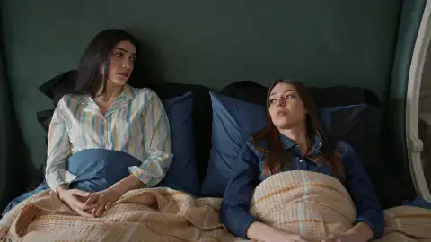 Rüya busca consuelo en su íntima amiga Çicek Rüya busca consuelo en su íntima amiga Çicek