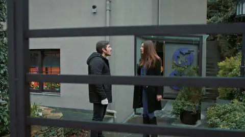 Ömer intenta limar asperezas con Rüya, pero fracasa Ömer intenta limar asperezas con Rüya, pero fracasa