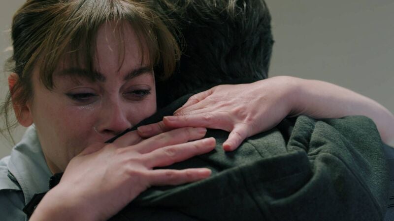 Así es como Cemre y los amigos de Ozan reaccionan al descubrir que su vida está en peligro tras recibir un disparo de Çelebi