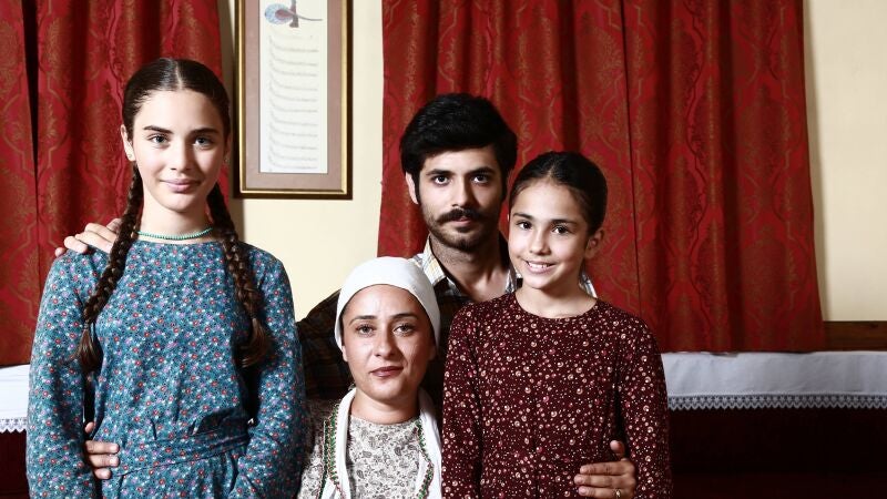 Ferman y Elif son los hermanos de Zehra y comparten un vínculo único y extraordinario entre ellos