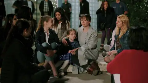 Cemre rompe su silencio: Así se declara públicamente su miedo a Çelebi despertando una oleada de solidaridad femenina Cemre rompe su silencio: Así se declara públicamente su miedo a Çelebi despertando una oleada de solidaridad femenina
