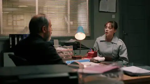 Cemre teme que Çelebi pueda acercarse a ella y a Günes y pide protección en comisaría Cemre teme que Çelebi pueda acercarse a ella y a Günes y pide protección en comisaría