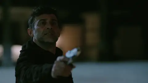 Çelebi apunta con un arma a Iskender al verse acorralado Çelebi apunta con un arma a Iskender al verse acorralado