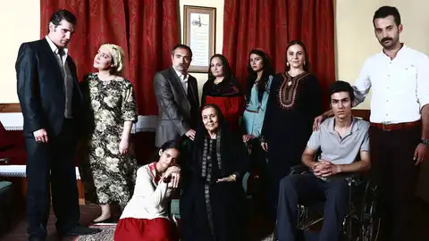 Nujin es la matriarca de la familia Kirman y es mujer muy fría y conservadora Nujin es la matriarca de la familia Kirman y es mujer muy fría y conservadora