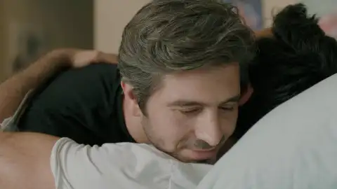 Ömer visita a Ozan en el hospital y le da una buena noticia Ömer visita a Ozan en el hospital y le da una buena noticia