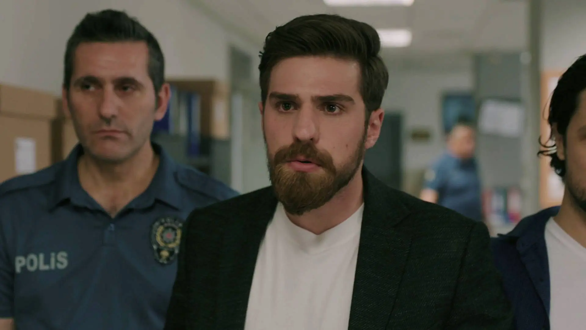 Detienen a Iskender tras las pruebas que Çicek presenta en comisaría Detienen a Iskender tras las pruebas que Çicek presenta en comisaría