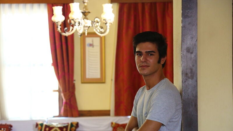 Ali, a pesar de su apariencia vulnerable, es un joven de temperamento difícil y malas intenciones