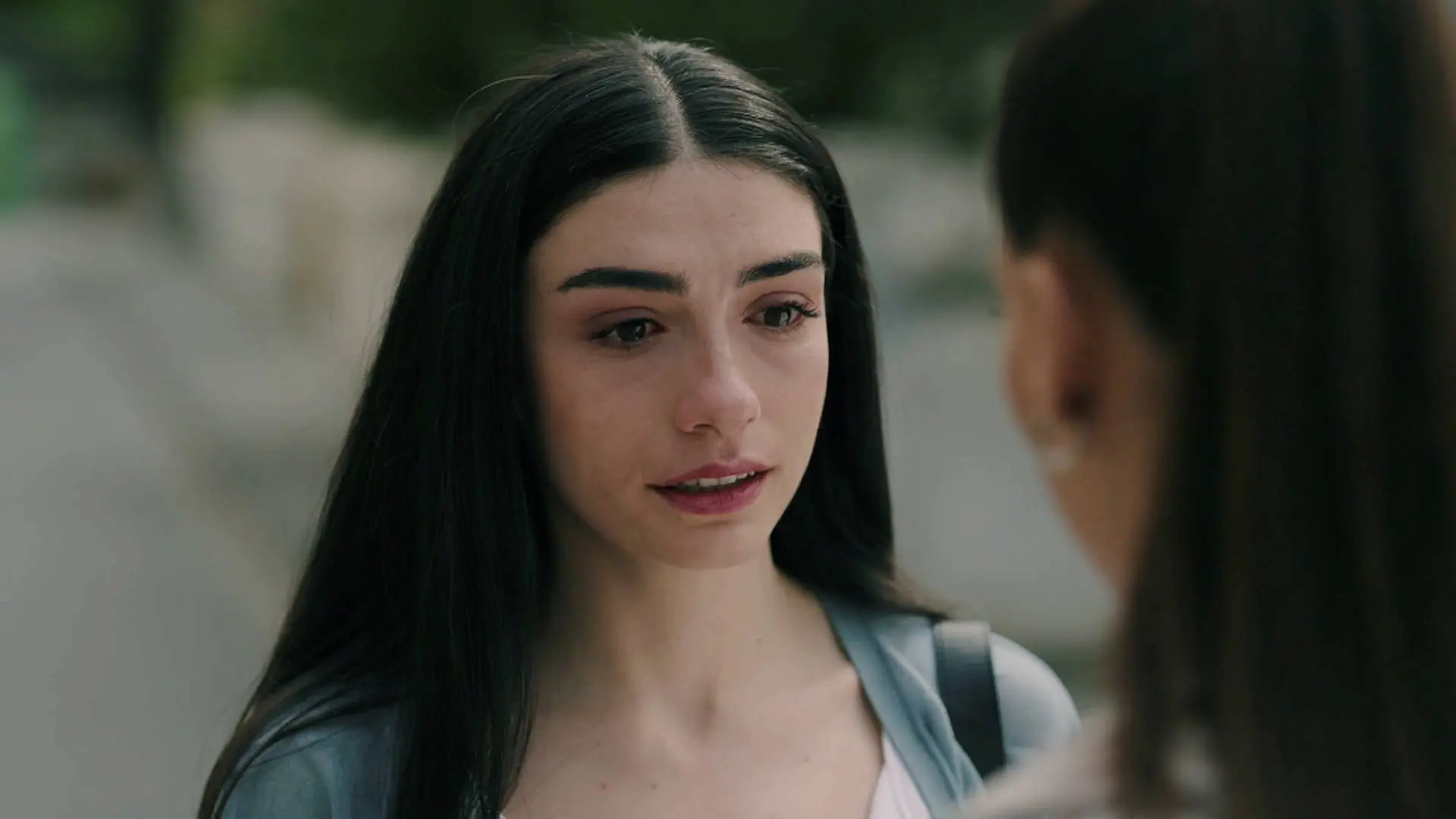 Çicek confiesa a Rüya que está enamorada de Iskender Çicek confiesa a Rüya que está enamorada de Iskender